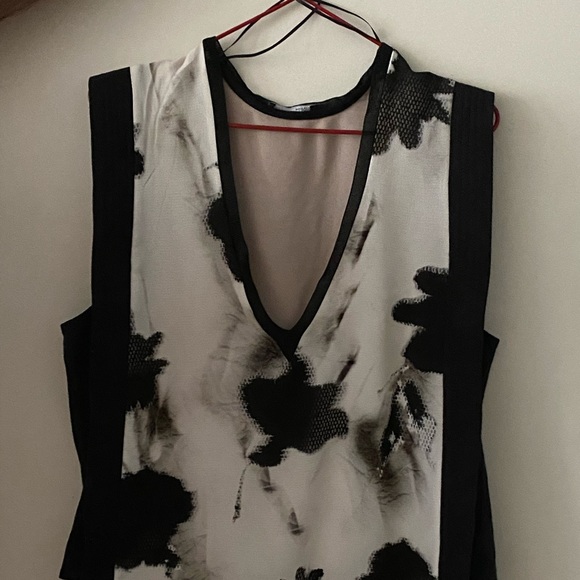 A floral white and black top - Picture 1 of 3